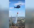 Bild: Feuerwehr Amberg
Der Hubschrauber "Super Puma" der Bundespolizei beim Löschwasser-Abwurf über dem Thüringer Wald. Er war einer der drei Hubschrauber, denen die Amberger Flughelfer zugeordnet waren.