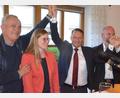Bild: Kunz
Alt-Oberbürgermeister Kurt Seggewiß, MdL Nicole Bäumler, Oberbürgermeister Jens Meyer und Stadtverbandsvorsitzender Christoph Birner in Siegerpose.