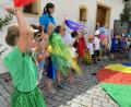 Bild: aub
Den Kirwabaum zum Vorbild, lässt der Kindergarten St. Angelus bei seinem Auftritt bunte Fahnen wehen.