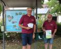 Bild: Carolin Böckl/exb
Der Vorsitzende des FGV Kemnath, Wolfgang Heser (rechts), und zweiter Vorsitzender Georg Witt stellen die neue Stempelrallye vor.
