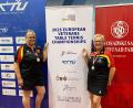 Bild: Michael Hellwig
Heidi Philipp (links) und Karin Kahl stehen vor einem Banner der Tischtennis-EM der Senioren in Novi Sad. Das Duo aus Ebnath/Biberach gewann in der Altersklasse 65 Jahre Bronze im Doppel.
