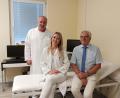 Bild: as
Neu aufgestellt ist das Team Gynäkologie im Medizinischen Versorgungszentrum Tirschenreuth. Neben Dr. Karlheinz Mark (rechts) kümmern sich die Fachärzte Silvie Felixova und Vazha Lekishvili um die Patientinnen.