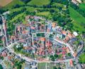 Luftbild: mür
Sinkende Einwohnerzahlen könnten sich auf den Bärnauer Stadtrat auswirken. Bei weniger als 3000 Bürgerinnen und Bürgern gäbe es nur noch 14 statt bisher 16 Gremiumsmitglieder.