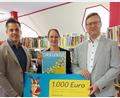 Bild: Stadt Oberviechtach
Bürgermeister Rudolf Teplitzky (links) und Heike Hagl von der Stadtbibliothek Oberviechtach freuen sich über den Preis, welchen Wolfgang Dumm vom Bayernwerk überreicht.