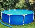 Symbolbild: Zacharie Scheurer/dpa
Seit der Coronazeit hat die Zahl privater Swimmingpools zugenommen, bieten sie doch daheim eine willkommene Abkühlung an heißen Tagen. Andererseits verbrauchen sie auch viel Wasser.