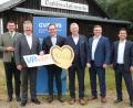Bild: Hirsch
Scheckübergabe vor dem Gebäude des Darlehenskassenvereins. Von links: Landrat Thomas Ebeling, VR-Bank-Vorstandsvorsitzender Bernhard Werner, Museumsleiter Tobias Hammerl, VR-Bank-Vorstandsmitglied Martin Sachsenhauser, geschäftsführender Vorstand des Gewinnsparvereins, Christian Homeier und Beirat im Gewinnsparverein, Markus Graßer.