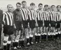 Bild: Archiv Bäumler
Die legendäre Landesligamannschaft 1964 mit Abteilungsleiter Sepp Merdan (links)