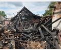 Bild: dob
Ein verheerendes Großfeuer vernichtet in der Nacht zu Mittwoch ein landwirtschaftliches Anwesen in Unternankau (Gemeinde Leuchtenberg). Mehrere Gebäudekomplexe, Autos, landwirtschaftliche Maschinen und Traktoren werden ein Raub der Flammen.