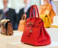 Bild: Rolf Vennenbernd/dpa
Die erste Original Handtasche Birkin-Box ist schwarz und etwas angenutzt. Heute gehört das Modell zu den berühmtesten Luxustaschen.