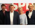 Bild: Hirsch
Die Schwandorfer SPD schickt den 54-jährigen Polizeibeamten und langjährigen Stadtrat Andreas Weinmann (Zweiter von links) als OB-Kandidaten ins Rennen. VorsitzenderJosef Damm sowie die Fraktionsvertreter Ulrike Roidl und Franz Schindler (von links) geben die Entscheidung bekannt.