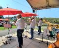 Bild: Brigitte Grüner
Die „Gonzos Dixie Combo“ hat sich dem traditionellen Jazz verschrieben und begeistert die Zuhörer mit eigenen Arrangements. Die Band spielt am Sonntagvormittag zum Dixie-Frühschoppen.