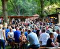 Archivbild: Petra Hartl
Der Annaberg verwandelt sich in der Wallfahrtswoche zu einem riesigen Freiluft-Biergarten mit tausenden Besuchern – hier ein Blick auf die Sitzflächen am Nordhang mit der Budengasse im Hintergrund.