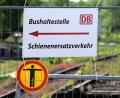 Symbolbild: Carsten Rehder dpa/lno
Die Bahnstrecke zwischen Schwandorf und Regensburg ist wegen Sanierungsarbeiten gesperrt. Bis 21. August müssen Pendler deshalb mit dem Bus fahren.