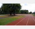 Bild: bey
Der Schulsportplatz soll nach den Vorstellungen von Bürgermeister Ernst Lenk im Herbst saniert werden, wobei allein die Laufbahnen sichtbare Schäden haben.