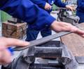 Symbolbild: Jens Büttner/dpa
Lehrlinge arbeiten mit der Metallfeile an Schraubstöcken in einer Lehrwerkstatt.