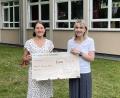 Bild: Reichl/exb 
Carmen Schneller (links) vom Rotary-Club Weiden Max-Reger überreicht Schulleiterin Andrea Fröhler einen symbolischen Scheck. Mit dem Betrag wurde das Freiwilligenjahr einer Abiturientin an der Albert-Schweitzer-Schule finanziert.