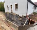 Bild: ge
Die vom Starkregen beschädigte Westwand des Kindergartens wird jetzt mit einer Betonwand saniert und dann aufgefüllt.