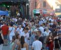 Bild: mfh
Noch war der Platz vor der Rathausbühne am Samstag durchdringbar. Später gab es so gut wie kein Durchkommen mehr.