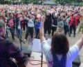 Bild: Kunz
Noch ist es trocken: Franzi, Jens und ihre Fans sorgen für Riesenstimmung im Max-Reger-Park.