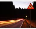 Symbolbild: Jan Woitas/dpa-Zentralbild/dpa
Plötzlich rennt ein Reh auf die Straße - mit Folgen für die Autofahrerin.