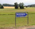Bild: gru
Das Hinweisschild am Wasserwerk muss nun verändert werden, mit dem neuen Hinweis: "Wasserwerk der Sigras-Gruppe".