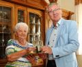 Bild: gf
Bürgermeister Franz Badura (rechts) gratulierte Anna Loch zum 90. Geburtstag, überreichte einige Euro Amberger Stadtgeld und stieß mit der Jubilarin auf weitere Jahre bester Gesundheit an.