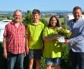 Bild: jr
Blumen gab es von Bürgermeister und Gewerbevereinsvorsitzenden Stefan Grillmeier (rechts) für die Auszeichnung zu Europas beliebtesten Campingplatz an Andrea Dolles, Sohn Yannick und Seniorchef Gerhard Lang. Jährlich verzeichnet die Anlage bis zu 30.000 Übernachtungen.