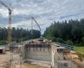 Bild: Stefan Noll
Das Wetter ist günstig für die Betonierer. Aus diesem Grund schreitet der Bau der neuen Brücke "Wolfsgraben" an der Bundesstraße 85 bei Sulzach-Rosenberg in einem enormen Tempo voran.