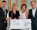 Bild: Stephan Landgraf
Die Sparkasse Oberpfalz Nord, vertreten durch Vorstandsvorsitzenden Hans-Jörg Schön (rechs) und Kommunalkundenbetreuerin Sandra Koos (Zweiter von rechts) hatten als Geburtstagsgeschenk einen Spendenscheck über 1500 Euro im Gepäck.