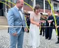 Bild: Gabi Schönberger
Der Weg ist nun frei für ein gemeinsames Leben. Marco Saller und Stefanie Rebhan freuen sich nach ihrer standesamtlichen Trauung über die Glückwünsche der Feuerwehr Oberwildenau.