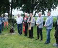 Bild: Fred Lehner
Zahlreiche Gäste waren bei der Segnung des Pumptracks und der Outdoor-Fitnessgeräte auf dem Sportgelände an der Plößberger Straße mit dabei.