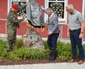 Bild: kki
Vor dem Rathaus hat der Patenschaftsstein, den Batteriechef Major Lars Pawlik und Bürgermeister Dietmar Schaller mit dem Vorsitzenden der Soldaten- und Reservistenkameradschaft Mario Hönig in einer kleinen Feierstunde enthüllt haben, seinen Platz gefunden.