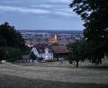 Bild: san
Ein abendlicher Blick vom Mariahilfberg auf den Schimmelbauer und die Amberger Altstadt mit der hell erleuchteten Martinskirche. In der Schwaiger-Chronik von 1564 wird der Berg für seine fruchtbaren Böden gepriesen, an den Hängen wurden Obst und Gemüse angebaut.
