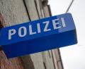 Symbolbild: Peter Kneffel/dpa
Ein rumänischer Sattelzug touchiert die Schutzplanke auf der A 93. Bei der Kontrolle entdeckt die Polizei gefälschte Versicherungskarten.