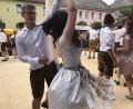 Archivbild: mma
Beim Tanz um den Kirwabaum beim Marktfest in Hahnbach fliegen auch heuer wieder die Röcke.