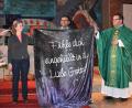 Bild: rgr
Kaplan Raveendra Reddy Ponnapati wurde am Samstag in der Friedenskirche Grafenwöhr offiziell verabschiedet. "Fühle dich immer eingehüllt in die Liebe Gottes", sagte Sephan Wolf (links). Dank sagten unter anderem auch Pfarrer Daniel Fenk (rechts) und Gemeindereferentin Christine Gößl.