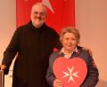 Bild: Kunz
Pater Gerhard Lagleder überreichte der Beauftragten der Gliederung Weiden, Barbara Faltenbacher, ein Malteserkreuz.