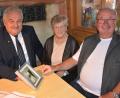 Bild: jr
Theresia Ernst und Ludwig Ernst (rechts) feierten jetzt Diamantene Hochzeit. Bürgermeister Johann Burger überbrachte die Glückwünsche der Gemeinde Leonberg. Gerne präsentierte das Jubelpaar ein Hochzeitsfoto aus dem Jahr 1965.