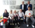 Bild: apr
Zahlreiche Gratulanten waren zum 95. Geburtstag von Pia Köllner (Mitte) gekommen: Enkelin Philine Plischke (links), Tochter Barbara Plischke (sitzend, Zweite von links), Schwiegersohn Gernot Plischke (sitzend, Zweiter von rechts) und Enkel Jannick Plischke (sitzend, rechts) sowie stellvertretender Landrat Thomas Schwarz (hinten rechts) und Bürgermeister Horst Geißel.