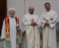 Bild: bnr
Pfarrer Hans Spitzhirn (Mitte) aus Trausnitz kann sein Silbernes Priesterjubiläum begehen. In Konzelebration mit Pfarrer Andreas Schlagenhaufer (links) und Pfarrer Bernhard Reber (rechts) feierte er den Festgottesdienst.