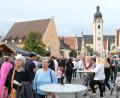 Bild: Hirsch
In den Abendstunden füllt sich der Marktplatz. Das 23. Schwandorfer Bürgerfest zieht die Menschen aus nah und fern an.