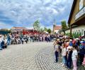 Bild: Gerhard Krones
Mit dem Feuerwehrauto im Hintergrund singen die Schüler zur Begrüßung ein Lied.