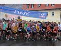 Bild: kro
Start des Hauptfelds über 8,4 Kilometer beim 26. Waldnaabtal-Crosslauf.