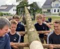 Bild: aub
Wenn in Brudersdorf der Kirwabaum aufgestellt wird, darf auch die Jugend mit anpacken.