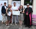 Bild: Irmgard Hilmer
Einen Scheck über 400 Euro erhält die KLJB Waldthurn für den Jugendraum des Waldthurner Pfarrheims. Mit im Bild: Die Waldthurner KLJB-Vorsitzende Dorothee Pleyer (Zweite von rechts)