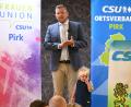 Bild: kki
Bürgermeisterkandidat Michael Meiler hat nicht nur die ganze CSU hinter sich, auch seine Familie unterstützt ihn, wie Töchterchen Frieda bei seiner Nominierungsrede.