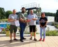 Bild: mfh
Über 600 Unterschriften werden an Bürgermeister Stefan Frank übergeben: (von links) `Christian Weiss (FDP-Stadtratsmitglied), Bürgermeister Stefan Frank, Hans-Jürgen Reitzenstein (regelmäßiger Badbesucher), Anke Kaltenbach (Kiosk-Betreiberin im Waldbad).