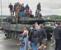 Bild: Torsten Ernstberger
Egal zu welchem Zeitpunkt: Auf und neben dem Leopard-Panzer der Bundeswehr war beim Waldershofer Blaulicht-Tag immer etwas los.