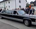Bild: R. Kreuzer
Bürgermeister Jens Meyer gibt den Startschuss und schwang die Starterflagge.