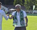 Bild: Hubert Ziegler
Immer nah bei der Mannschaft: Gebenbachs Teammanager und Macher Franz Wittich (mit Fanschal) gratuliert Fabian Vogl nach dem Sieg in Ammerthal.
